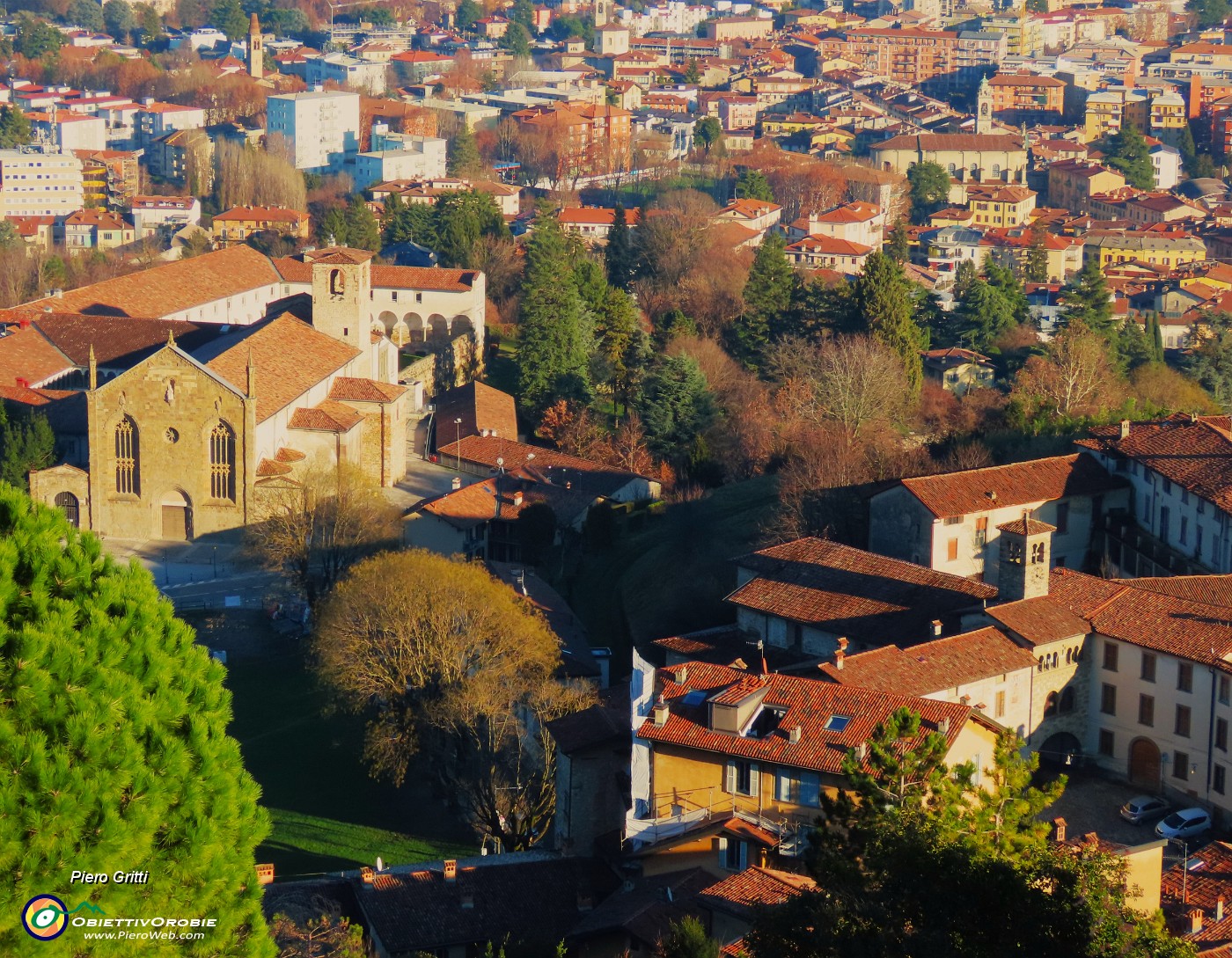 30 Dal torrione della Rocca vista su  Sant'Agostino e San MIchele al Pozzo Bianco .JPG